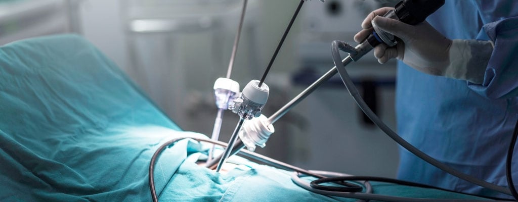 surgeon-doing-surgery-using-minimally-invasive-equipment